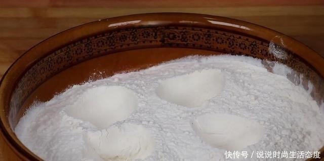 好吃|面粉里打4个鸡蛋，不用水，不油炸，比面包还好吃，上桌就抢光