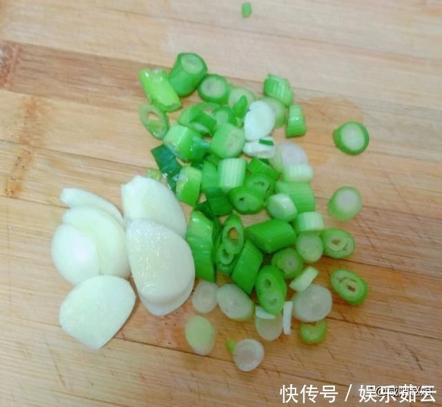 青菜炒蘑菇的家常做法,咸香下饭,比红烧肉还好吃