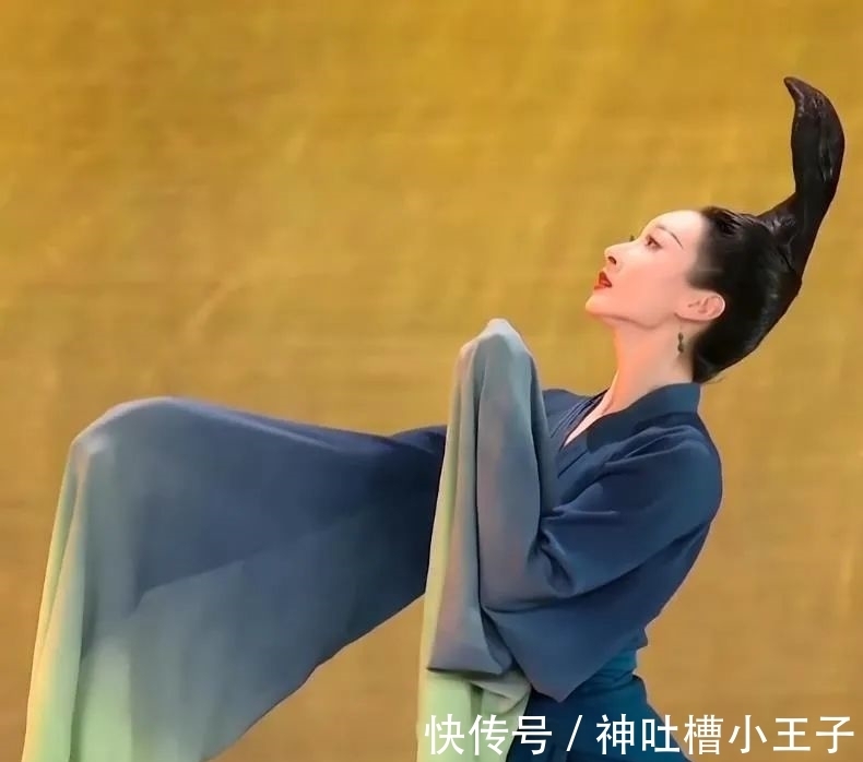 王希孟@春晚版《富春山居图》,和《千里江山图》歌舞相遇,美得太不一样