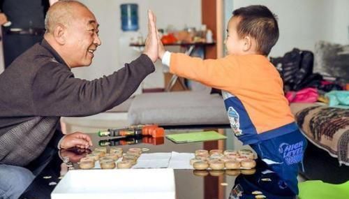 小贾|奶奶坚持那样给孩子吃饭，终把孩子喂“残了”，医生怒斥太无知