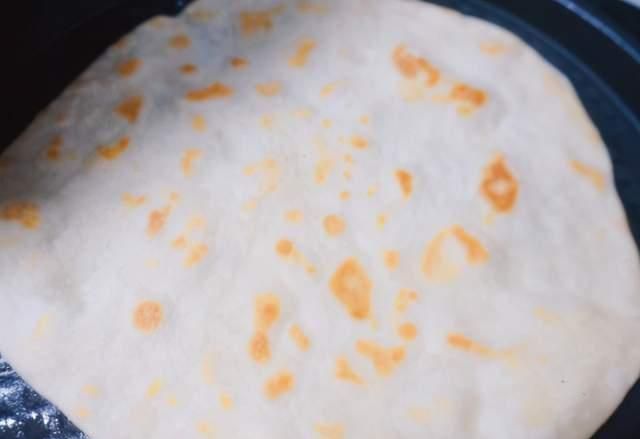 家常烙饼,凉了不硬有窍门,多加这3点,烙饼柔软起层,不干硬
