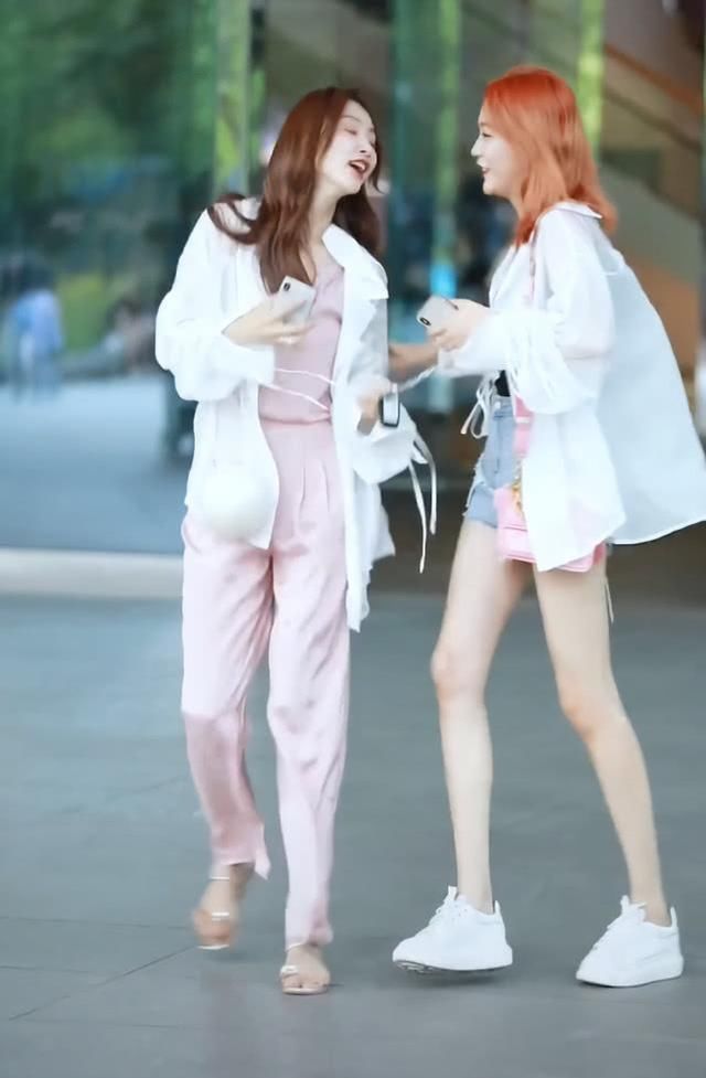 鞋底的厚度是闺蜜的8倍，想当“花”，不料裤子出毛病了，太矮了