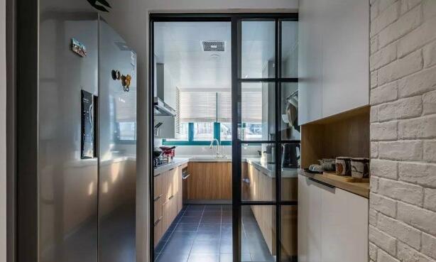 家居|厨房装修别装推拉门了,年轻人都流行这种设计,美观大气还实用