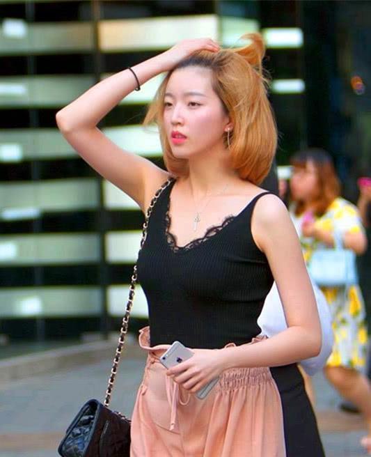 街拍:小姐姐身穿衣装时尚,秀出绝美好身材,凸显时尚气息