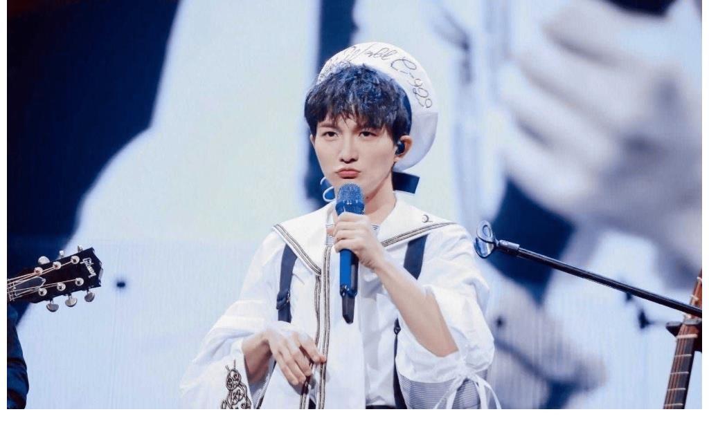 終于，《中國好聲音》在播出十周年之際把節(jié)目做成了低配版《超女快男》