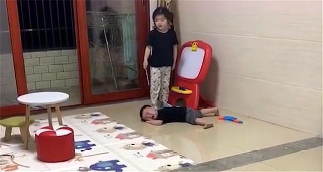 弟弟|双胞胎兄弟被姐姐训哭,妈妈安慰:再忍忍,还有50天姐姐就开学了