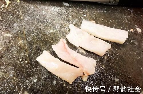 炸鱼时,有人用淀粉,有人用面粉,大厨都错了这才是正确做法