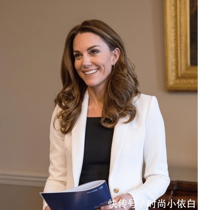 西服|38岁凯特隔空撞衫婆婆,同样是穿白色西服,婆媳俩美出不同气质