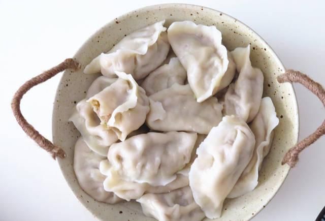 周末小姑子来串门,我准备了几道菜,还包了饺子,老公嫌寒酸