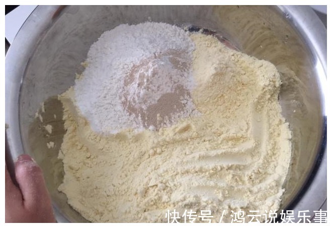 白面|2分钟学会做粘豆包，比蒸馒头还简单，黏糯香甜，大人小孩都爱吃
