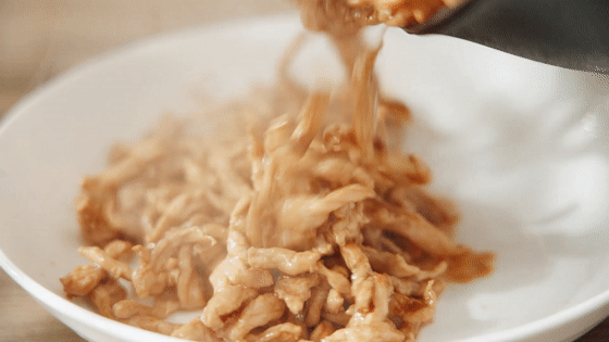 厨师教你4个小技巧，学会后无论炒啥肉丝都滑嫩鲜香，不老也不腥