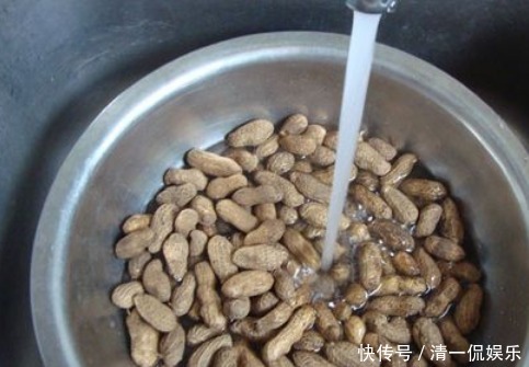 保证|水煮花生,先别急着放盐,大厨教你一招,保证好吃又入味!