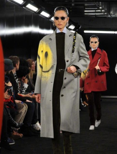 刘雯格纹大衣配墨绿长裤, 个性十足又“嚣张”, 无眉颜值依旧很高