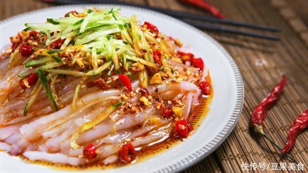 胶质体|夏日美味小吃豌豆凉粉---可以吸溜着吃