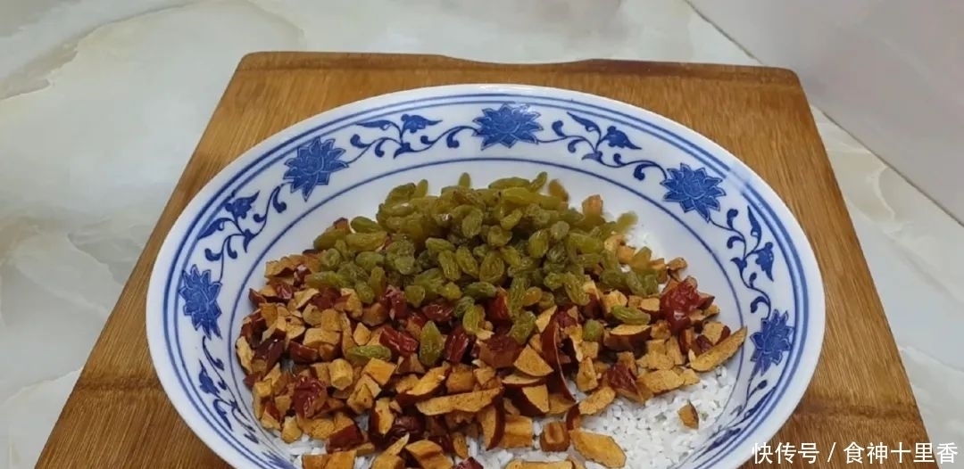 糯米又出新吃法,加2把红枣,个个焦脆又软糯,出锅孩子抢着吃