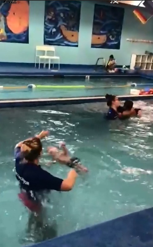 起跑线|教练将8个月婴儿直接扔下水,宝妈镇定拍摄中国的父母会这样吗