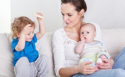 孩子|保姆带孩子从来都没尿湿过裤子，妈妈看家里监控，忍着眼泪报了警