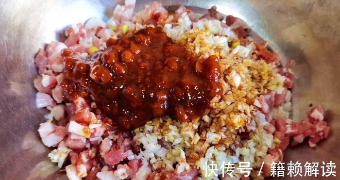 包白菜饺子,记住老师傅的“2放2不放”,饺子鲜嫩多汁,特好吃