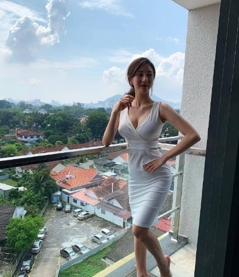 很懂得自己风格的美女,这白色紧身裙搭透明高跟鞋真好看