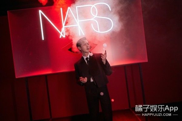 探秘云端 以吻示爱 NARS首个「飞吻空间站」登陆