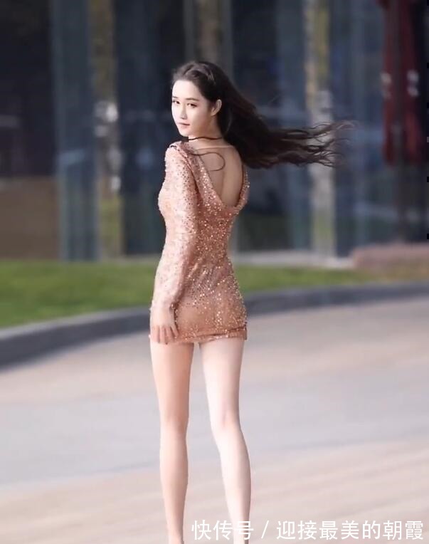 娇美 随便穿搭的连衣裙展现时尚风情,透着一丝温馨与娇美,又可外穿