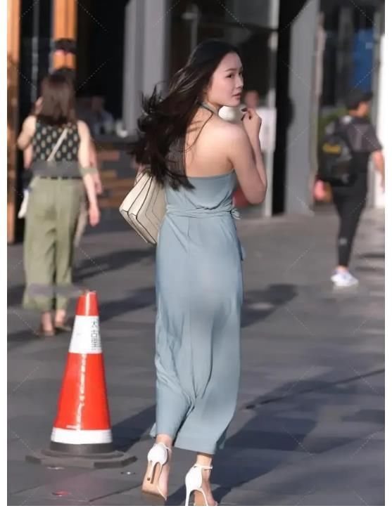 颜色 雾霾蓝色挂脖长裙搭配浅色高跟鞋,搭配有层次感显得很时髦