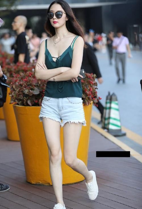 路人|路人街拍打扮清凉的长发小姐姐,墨镜下的颜值一定很高吧