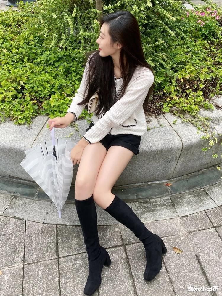 高个子小姐姐，浅色毛衣搭配黑色短裤，凸显修长细腿