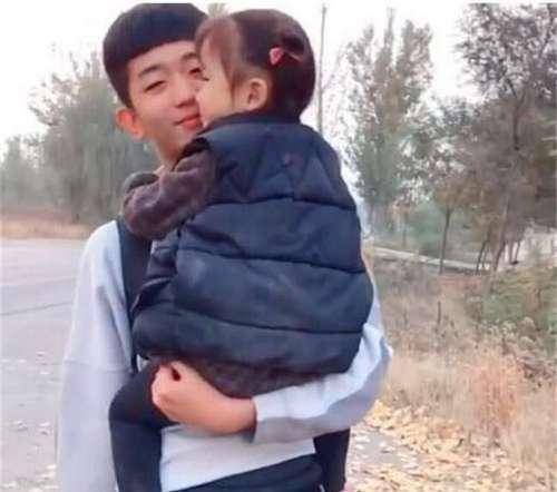 二胎政策|哥哥比妹妹大15岁,每次哥哥要出门都是这场景,妈妈被暖哭