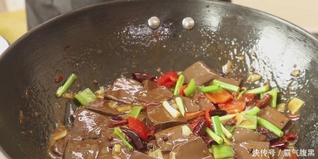  入少许|麻辣鸭血怎样做才好吃？学会这一招，鲜香滑嫩不破碎，麻辣鲜香