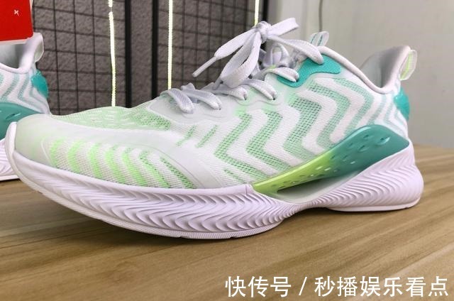 tpu 超火的国产跑鞋,透气王者特步——氢风4.0