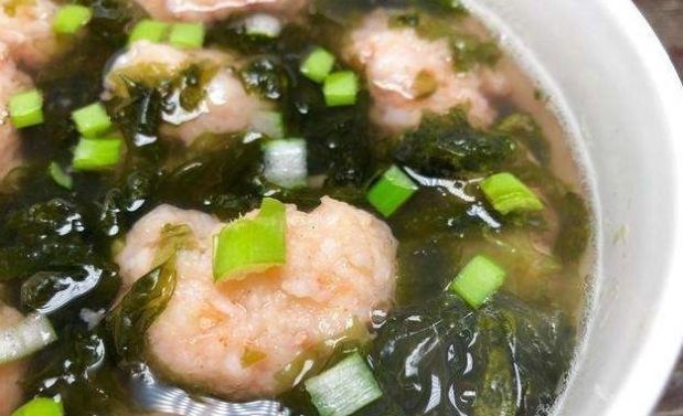孩子特别爱吃的虾滑，制成紫菜虾滑汤，保管吃上两碗饭