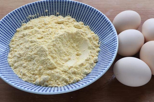 玉米面加5个鸡蛋,不加1滴油1滴水,又香又软,比发糕好吃10倍!