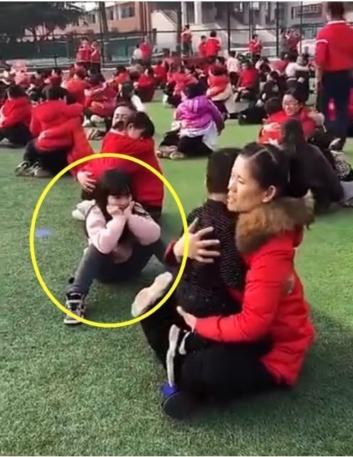 家长|幼儿园亲子活动,小女孩家长没来,面对旁边妈妈的行为,网友怒了