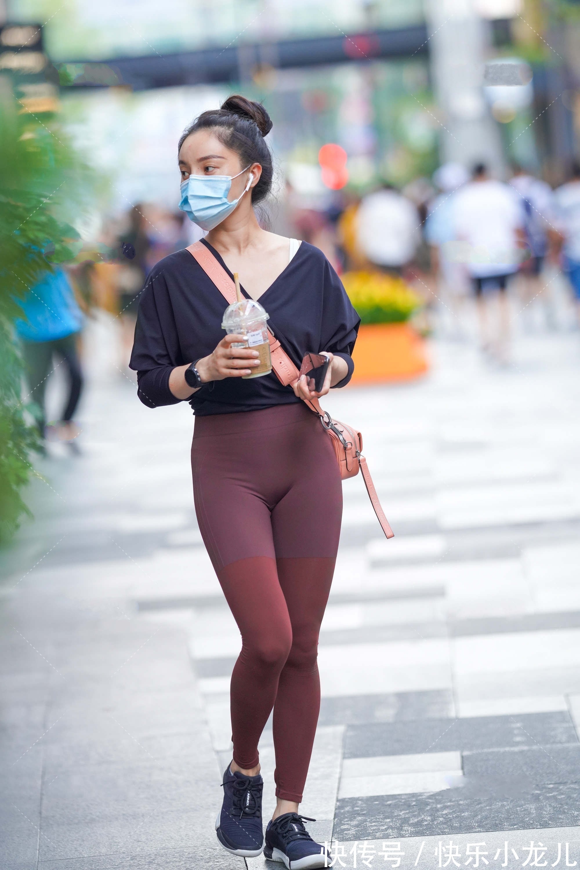 版型 黑色V领宽松上衣搭配渐变色瑜伽裤,时尚大气,彰显好身姿