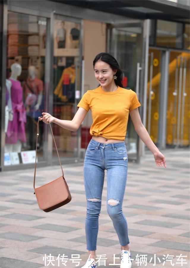 街拍:粉色的针织衫搭配蓝色牛仔裤,清清爽爽的还很显腿长