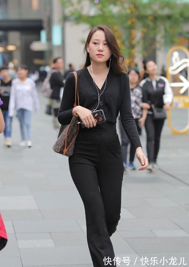 半身裤 黑色短款针织衫搭配同色牛仔裤,干练时尚,十分休闲