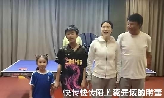 打球|家庭对战!王楠带女儿4-0横扫老公儿子,出场仪式满分,抱胸叫板