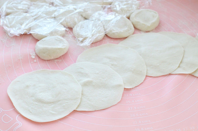 两锅|入冬后就馋酸菜馅的包子,皮薄馅大酸爽美味,一次蒸两锅都不够吃