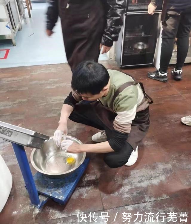 山东大哥制作秘制手工面条,100分完成,即刻售卖