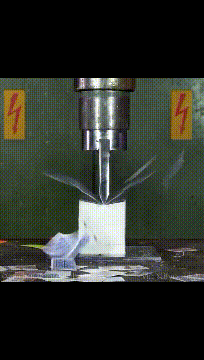 |搞笑GIF:虽然菜不是特别好,天气也不好,但是这就是乡情