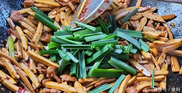 几块钱|几块钱的香干,和蒜苗、猪肉简单一炒,出锅下饭又美味