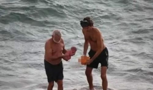 分娩|“最强产妇”火了,3人下海游泳,上岸变4人:游泳顺便把娃生了