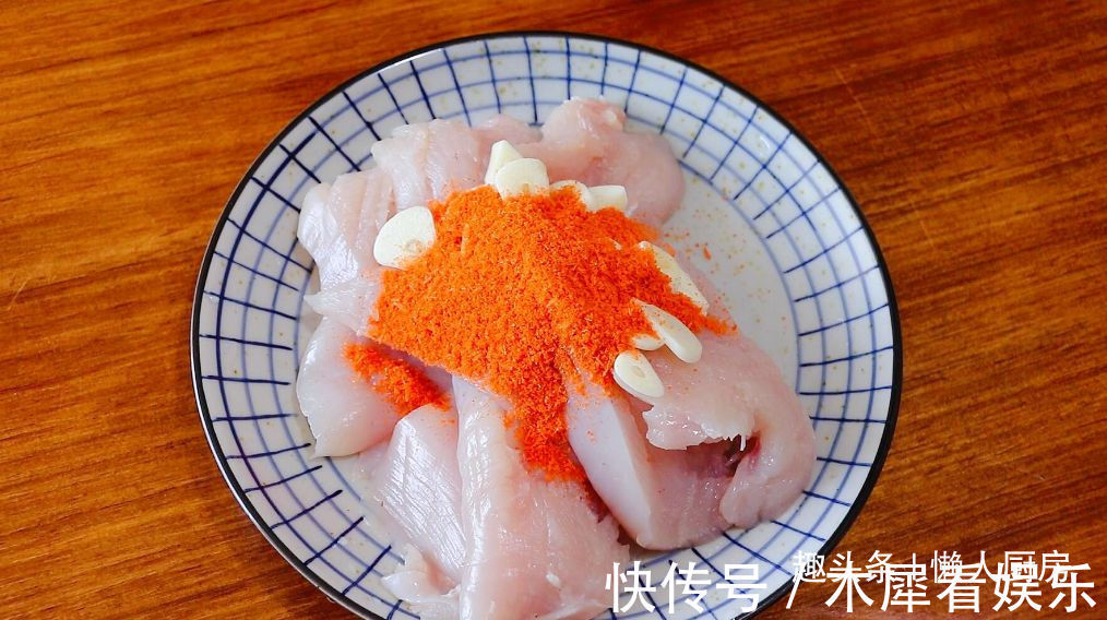 鸡胸肉直接水煮,吃起来肉质柴,教你香煎鸡胸肉的做法,嫩滑多汁