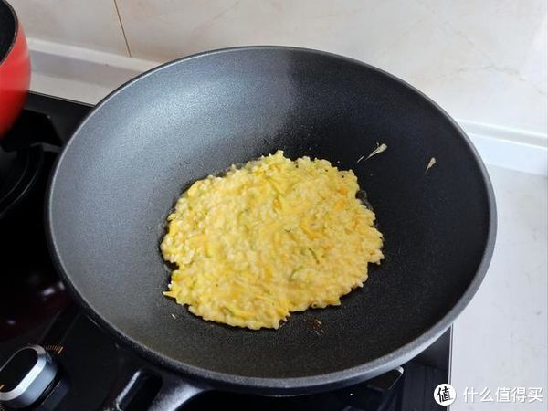 好吃|剩米饭别做蛋炒饭了，加这几样做煎饼，又香又好吃，太惊喜