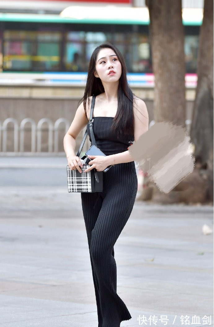 黑色|姑娘，皮肤这么白，就不要穿黑色了，何况还是条个性十足的连体裤