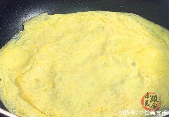 跟着我一起|吃了30多年韭菜,做法头一次见,满满的一大盘,上桌都不够吃