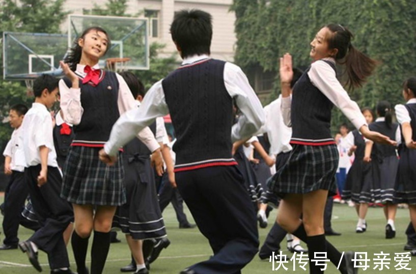 同学|儿子受伤住院，6名女同学主动来探望，妈妈在一旁捂嘴偷笑