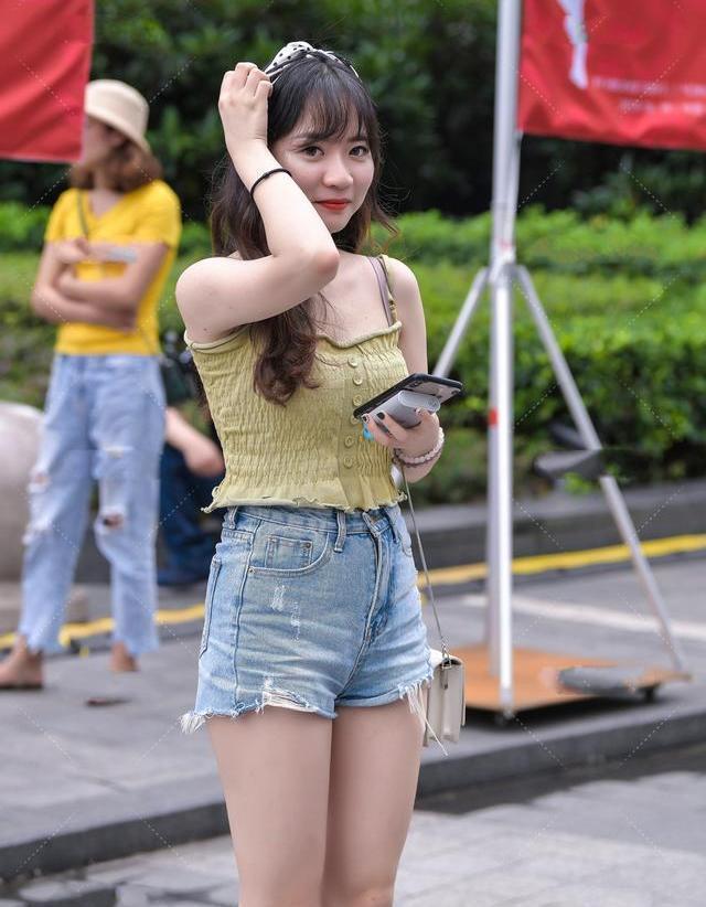 黄绿色|街拍美女:黄绿色弹力针织衫,搭配灰蓝短裤,性感俏丽小女孩穿搭