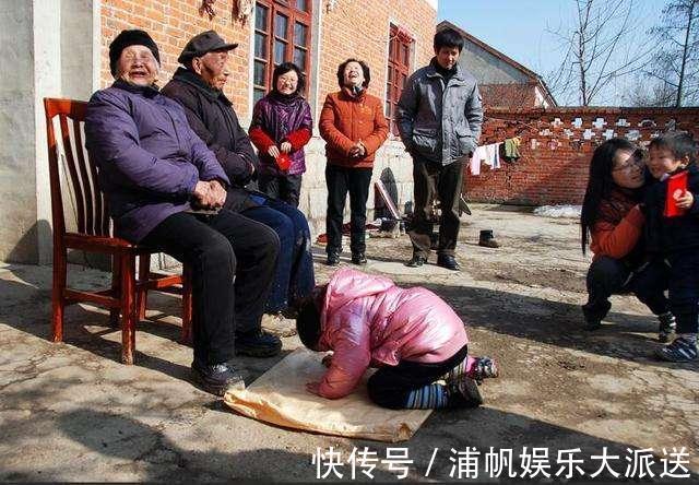奶奶|3岁宝宝去拜年,敲门时“霸气喊话”,奶奶听到后直接掏出存折